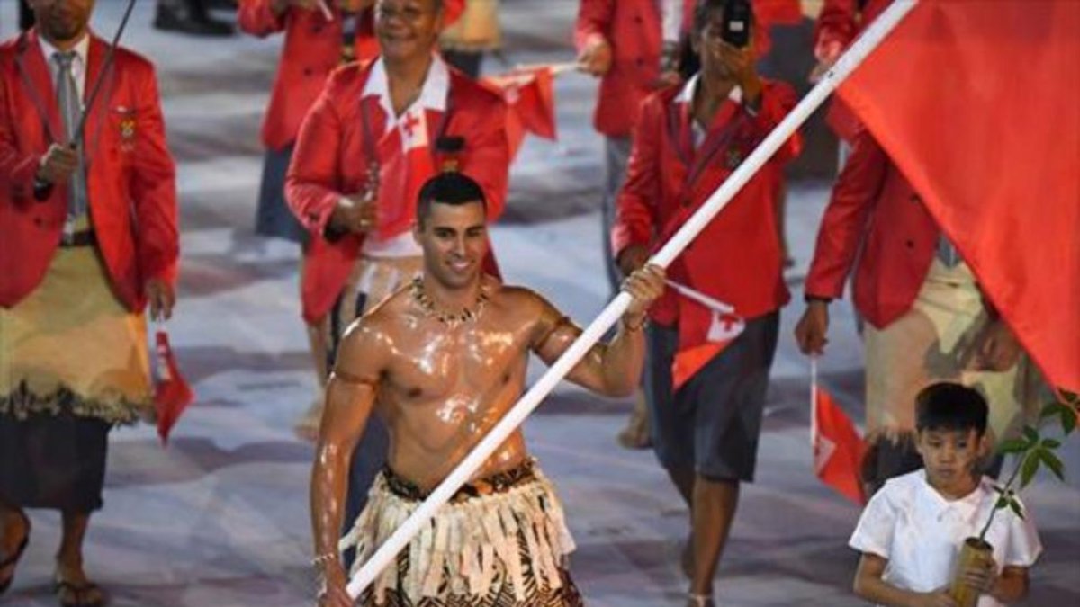 Taukatofua, el abanderado de Tonga, arrasó entre el público femenino.-AFP / FRANCK FIFE / AP / DAVID GOLDMAN