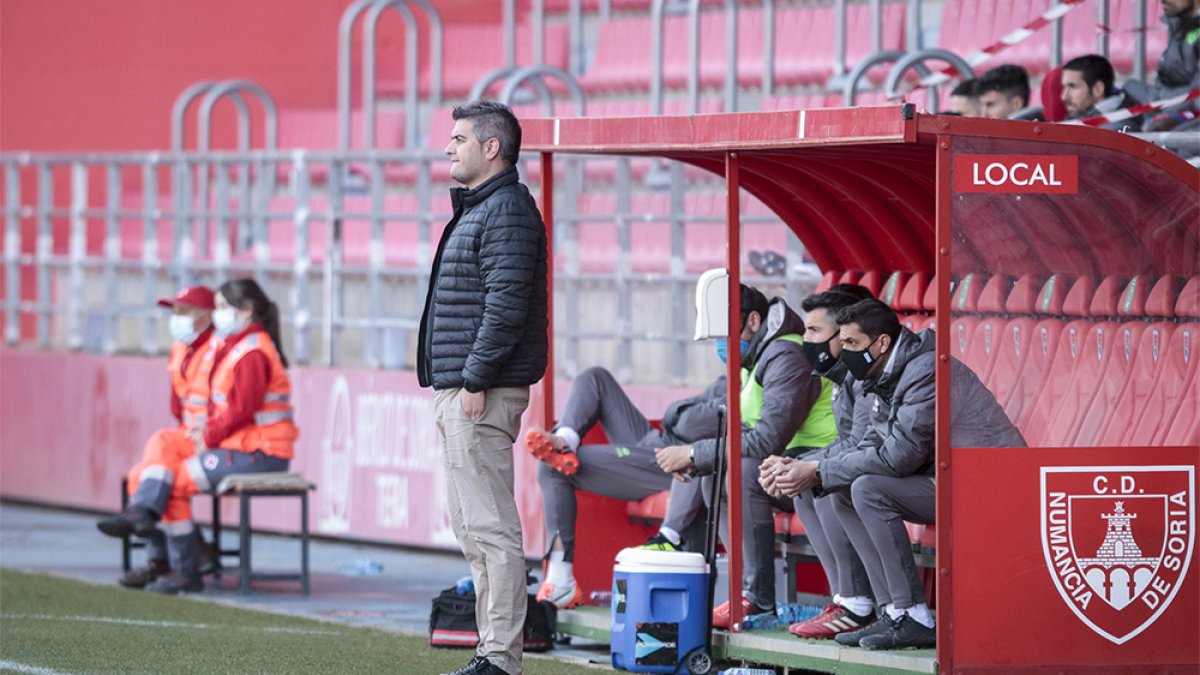 Alex Huerta en el banquillo de Los Pajaritos. GONZALO MONTESEGURO
