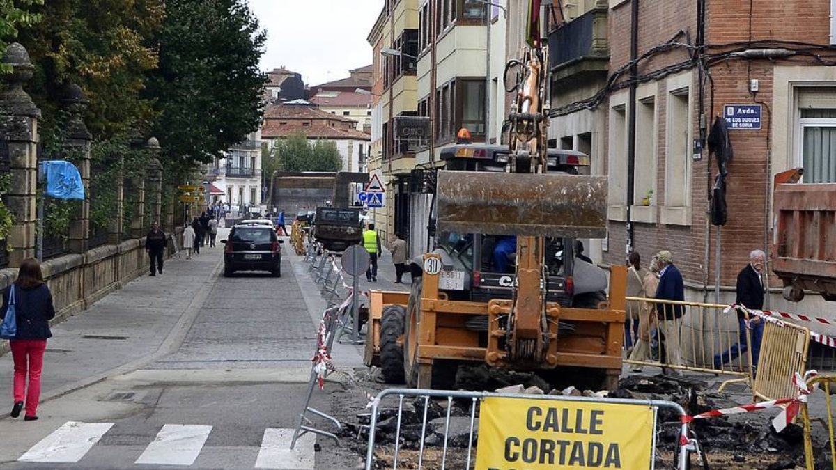 Obras en la calle Nicolás Rabal.-VALENTÍN GUISANDE