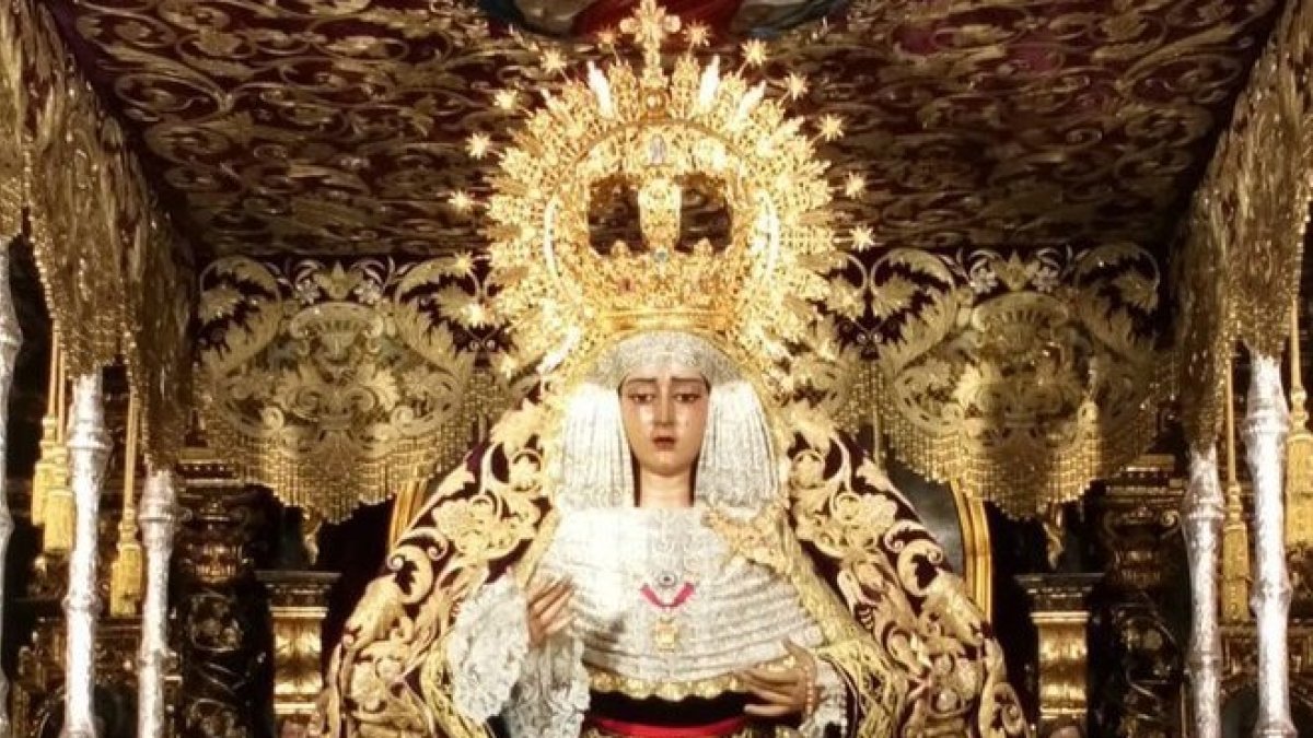La Virgen de la Piedad con el fajín del dictador Francisco Franco.-TWITTER
