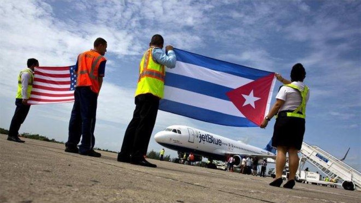 Un avión de los EEUU aterriza en un aeropuerto de Cuba.-AP