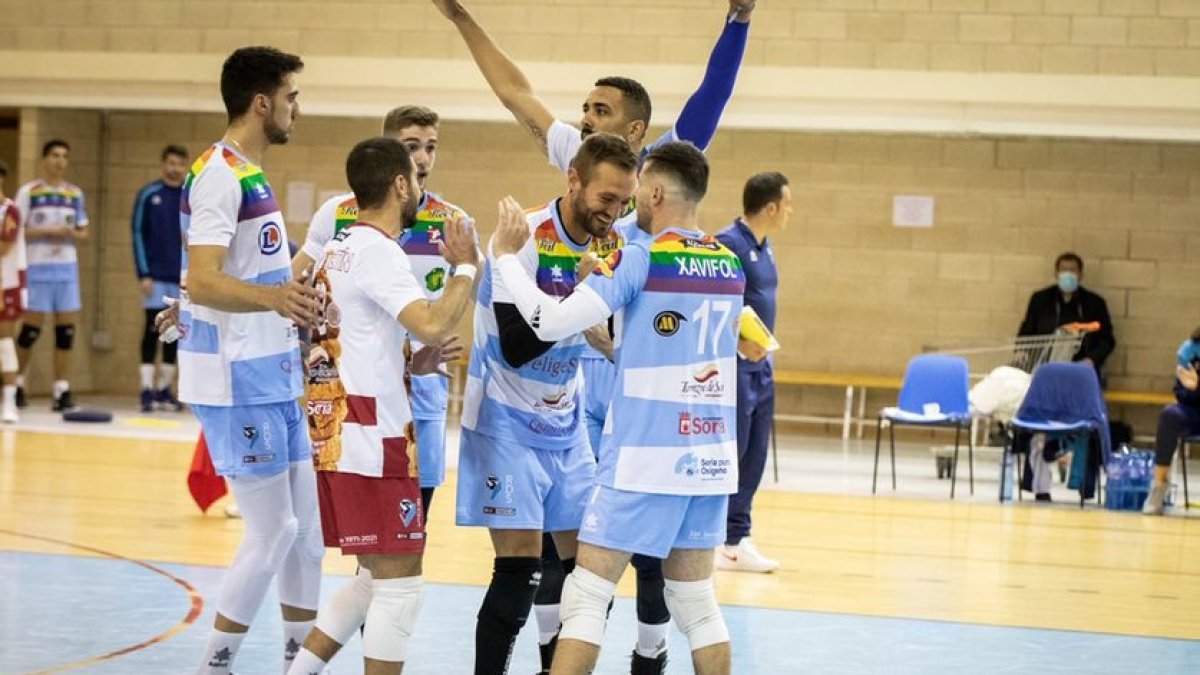 Los jugadores del Río Duero celebrando la victoria ante Melilla en la Liga tras remontar un 0-2. GONZALO MONTESEGURO