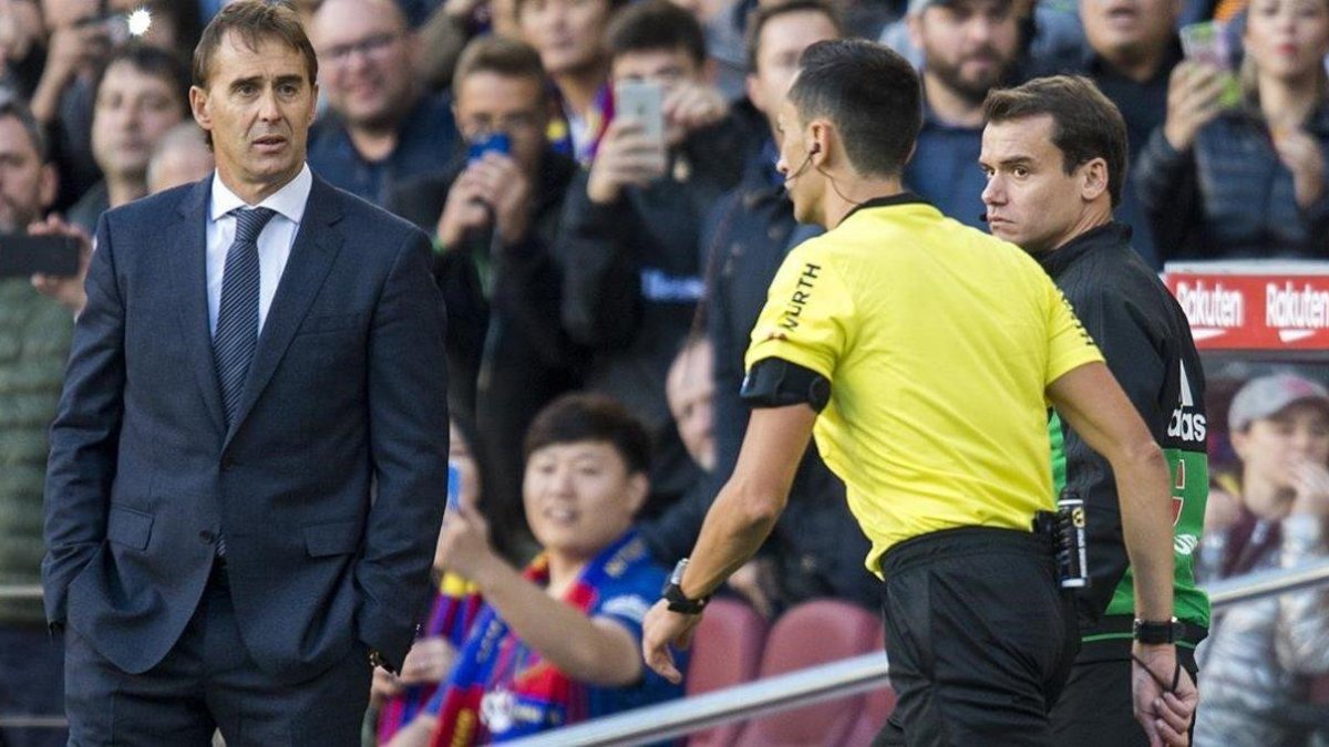 Lopetegui observa al árbitro Sánchez Martínez mientras consulta la repeticin de la jugada del penalti a Suárez en el VAR.-JORDI COTRINA