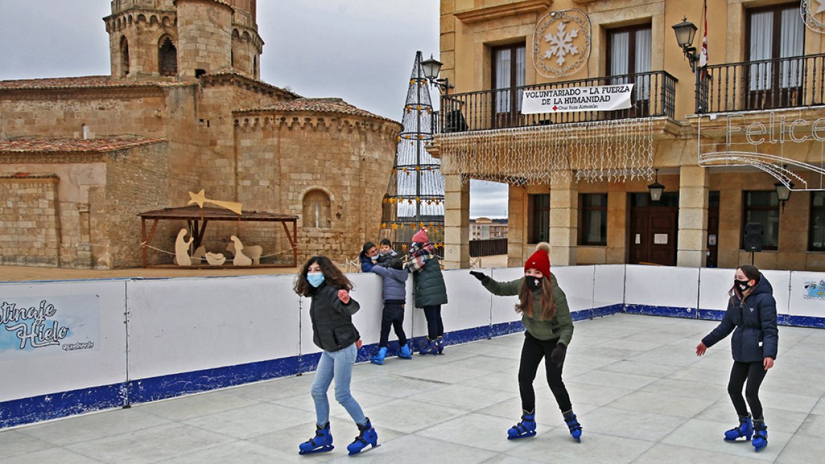 Patinadores ayer en Almazán. - Mario Tejedor