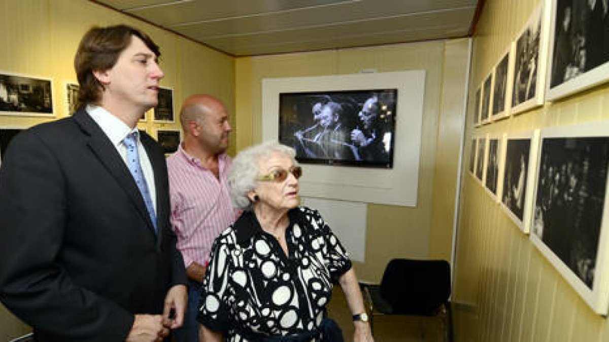 Carlos Martínez y José Manuel Aceña visitan junto a la viuda de Odón Alonso el auditorio en su honor. / Á.M.-