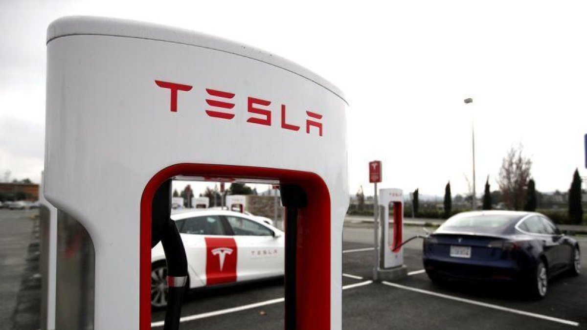 Tesla señaló en un comunicado que todos sus vehículos se venderán exclusivamente a través de internet para reducir sus costes.-GETTY IMAGES