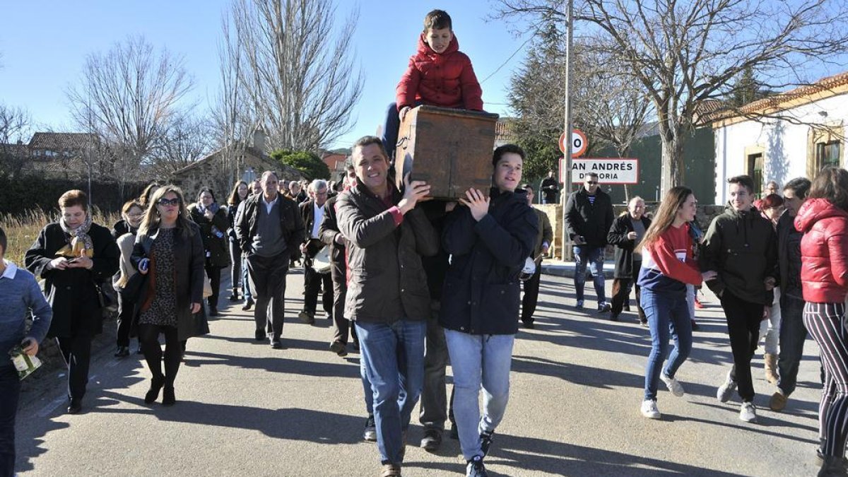 ES tradición que los niños se monten sobre el Arca durante la procesión civil.-V.G.