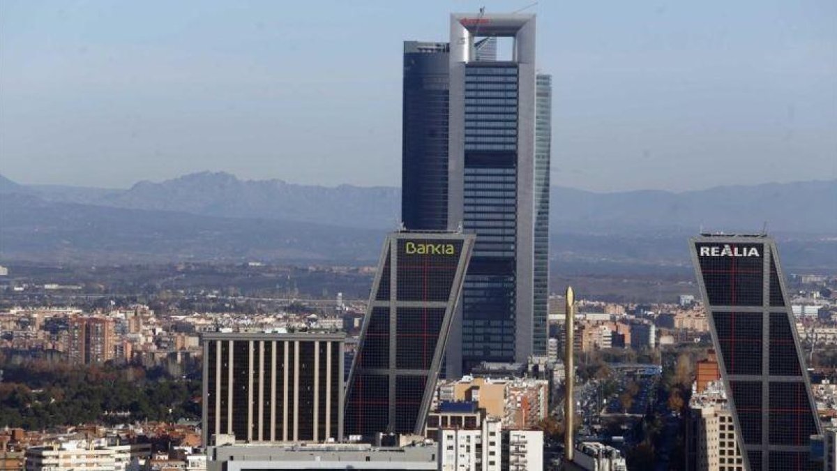 La Torre Cepsa, el edifico más alto en la foto.-EL PERIÓDICO