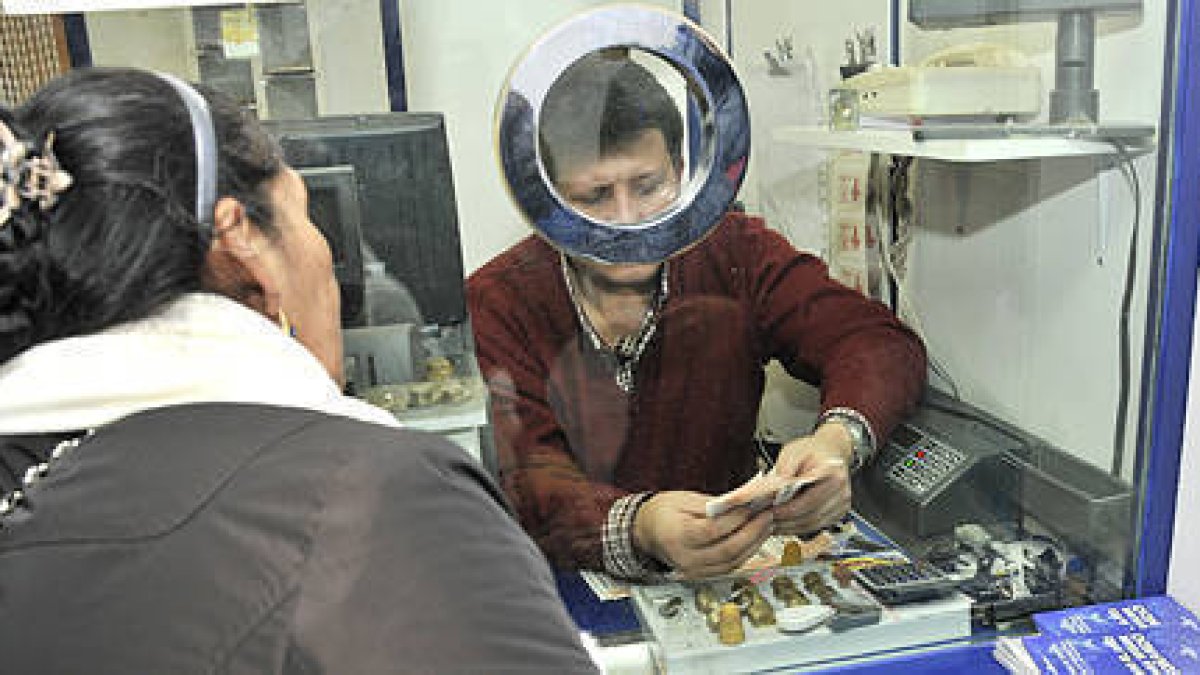Sorianos apurando ayer las compras de lotería-