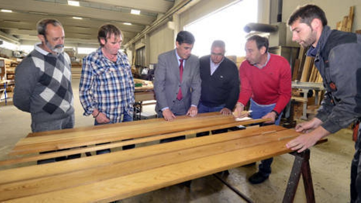 Pardo y Soria, flanqueados por los hermanos De Miguel, con madera tratada de PinoSoria. / Á. MARTÍNEZ-
