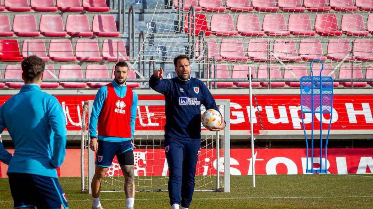 Iñaki Bea en el entrenamiento del pasado jueves en Los Pajaritos. MARIO TEJEDOR