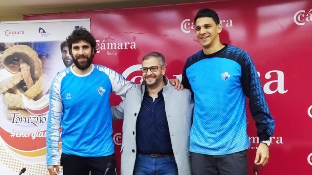 Manuel Sevillano y Alfredo Cabrerizo fueron los encargados de presentar el nuevo escudo del club. MARIO TEJEDOR