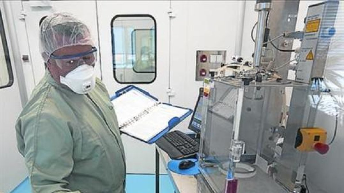 Un empleado en los laboratorios de Almirall.-FERRAN NADEU