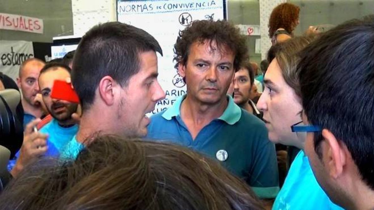 Ada Colau se presenta en la sede ocupada de Movistar y advierte de que Barcelona