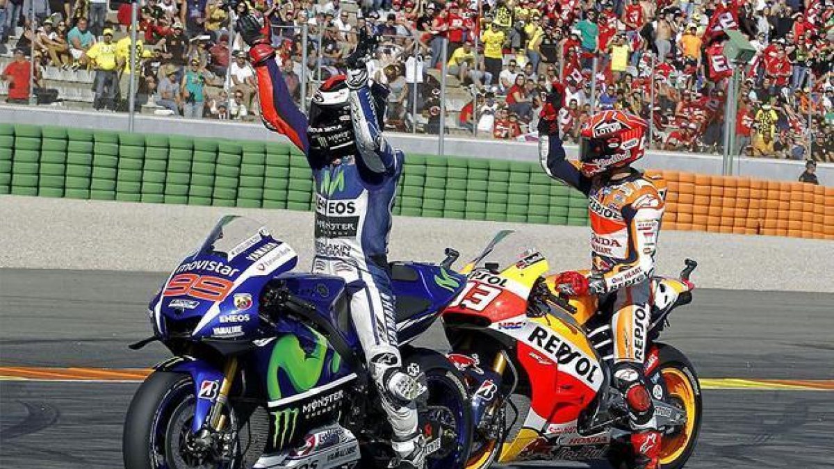 Jorge Lorenzo y Marc Márquez saludan a los aficionados reunidos en Cheste tras acabar primero y segundo en la sesión de clasifiacción del sábado.-EFE / MANUEL BRUQUE