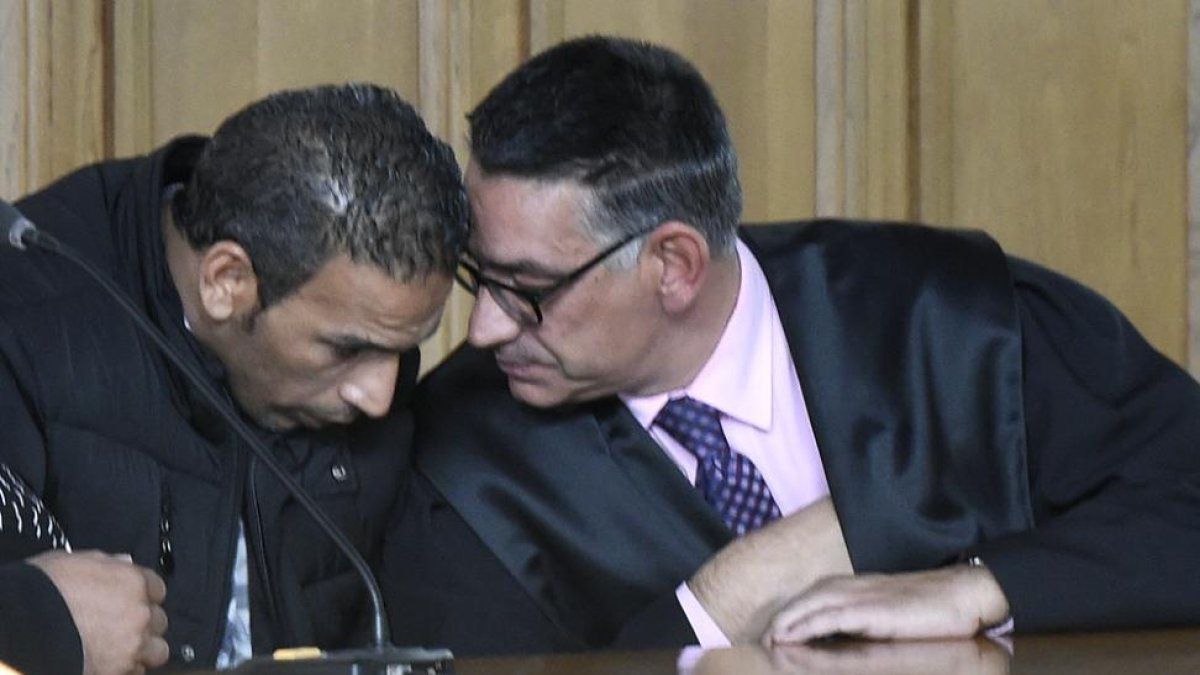 Driss Faseh y su abogado, Jesús Manuel Rodríguez Nicolás, que le asistió a través de justicia gratuita durante el juicio con Jurado Popular.-VALENTIN GUISANDE