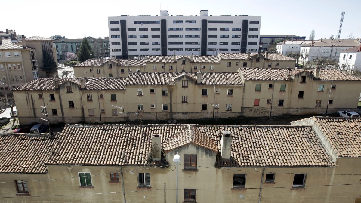 Imagen de archivo de la antigua barriada, con el edificio cuyo suelo es objeto de pleito al fondo.-HDS