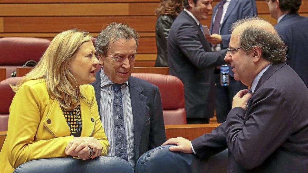 El presidente de la Junta, Juan Vicente Herrera, conversa con los consejeros Pilar del Olmo y José Antonio de Santiago-Juárez, ayer, en las Cortes. I-Ical
