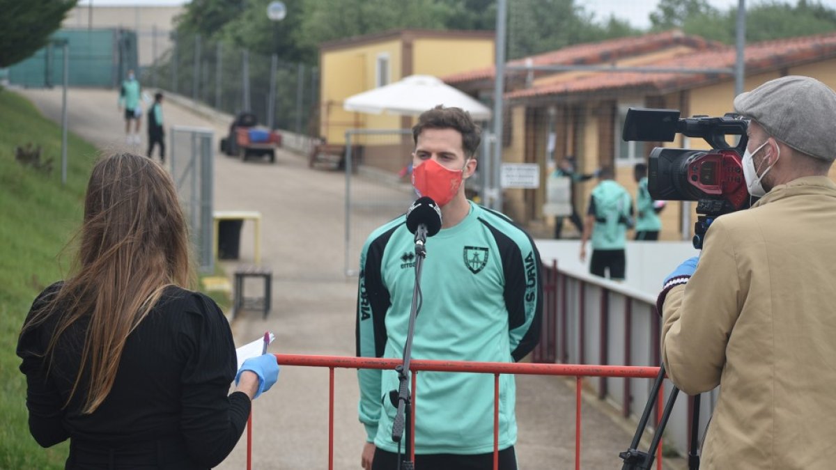 Calero a la finalizaciσn del entreno de ayer atiende a los medios de Laliga. C.D. NUMANCIA