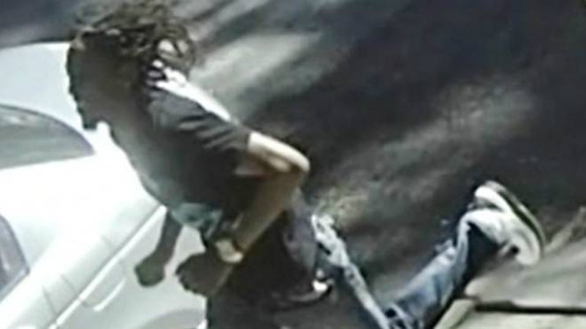 Fotograma del vídeo en el momento justo antes de que el sospechoso empiece a disparar.-