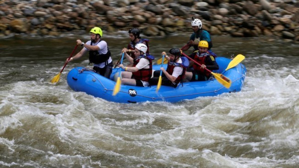 Un grupo de exmiembros de las FARC en el equipo nacional de rafting en Colombia.-REUTERS