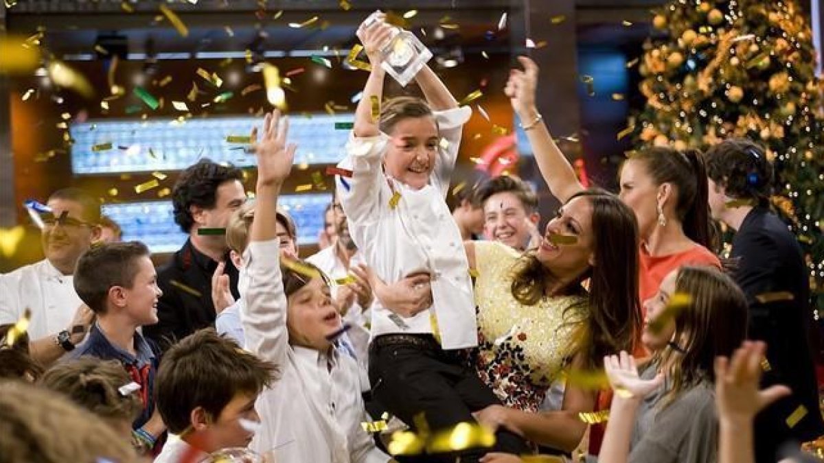 María, con el premio que la acredita como ganadora de 'Masterchef junior 3'.-