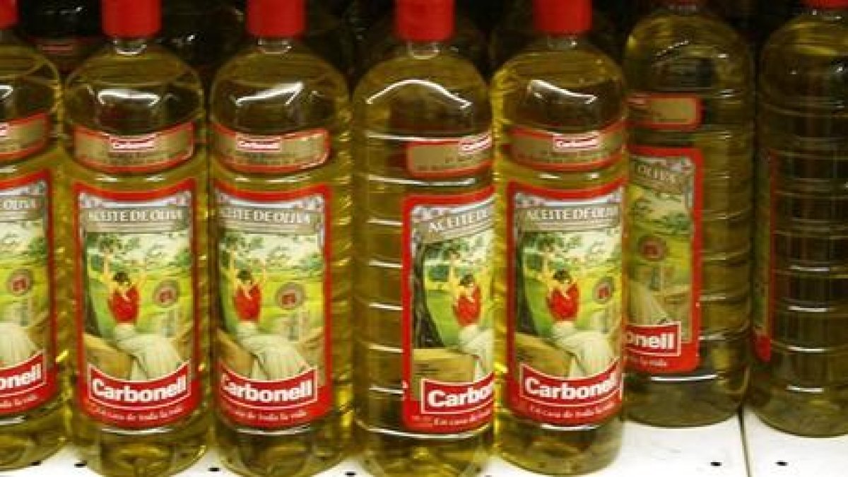 Botellas de aceite Carbonell, una de las marca de Deoleo.-