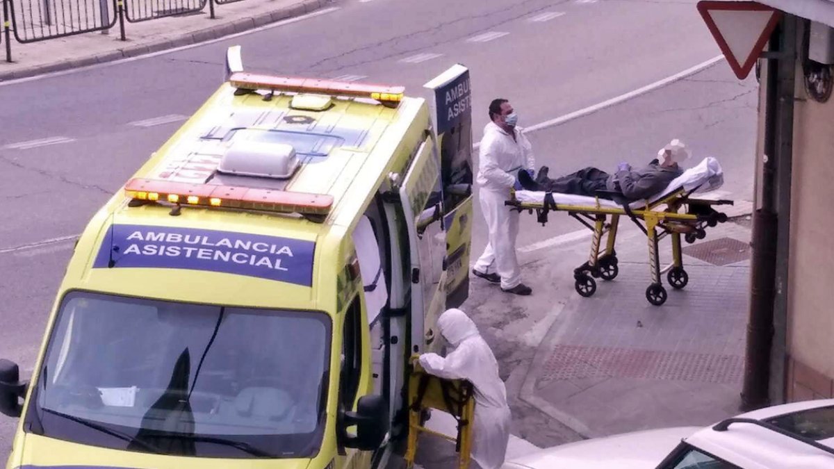Un anciano es trasladado desde su casa al hospital en ambulancia en Soria. MARIO TEJEDOR