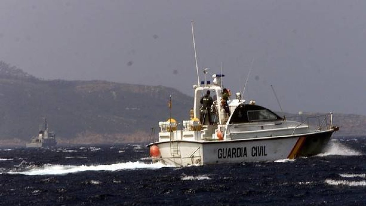 Patrullera de la Guardia Civil y corbeta de la Marina marroquí (a la izquierda de la imagen).-Foto: ARCHIVO / JUAN MANUEL PRATS
