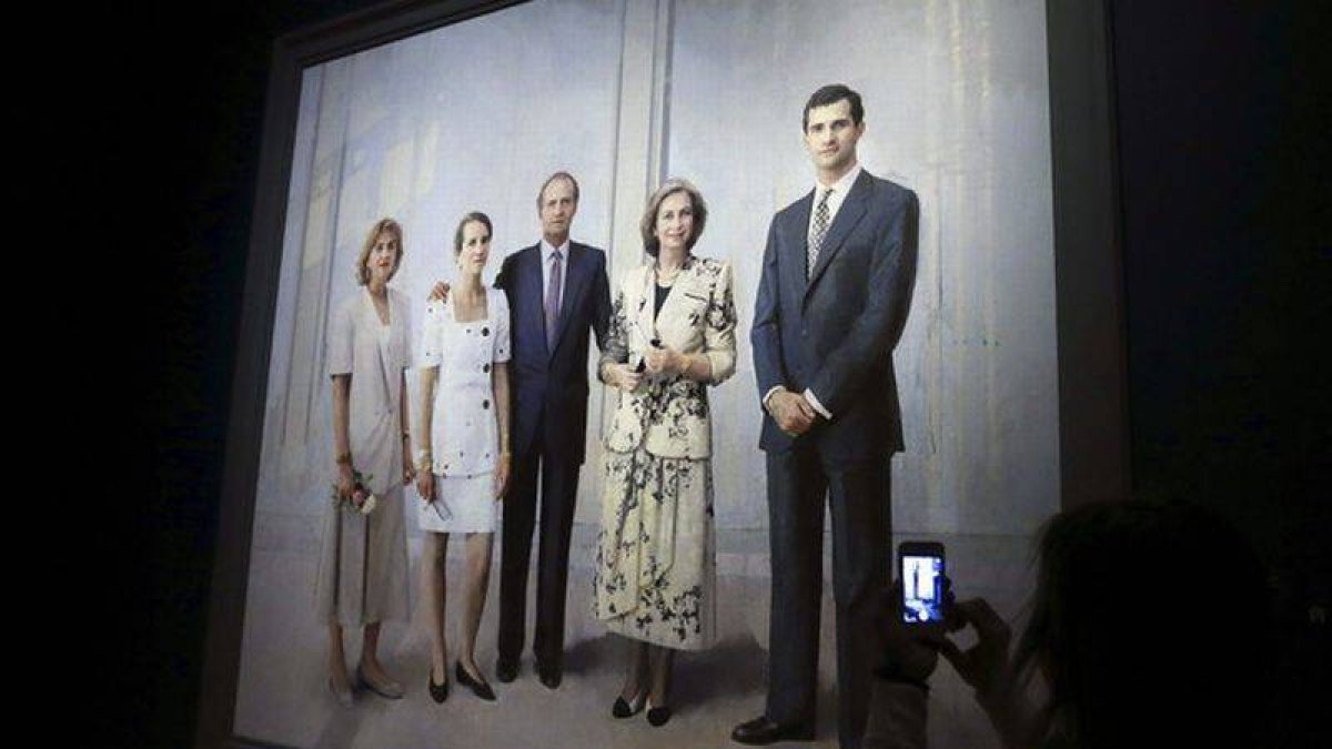 El cuadro 'La Familia de Juan Carlos I', de Antonio López, que Patrimonio Nacional ha presentado hoy.-Foto: FERNANDO ALVARADO / EFE