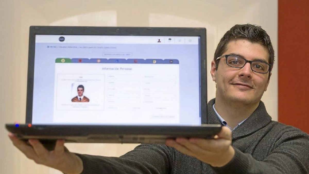 Alejandro Pedrosa muestra la herramienta para la selección ‘online’ en las instalaciones de Jobfie.-PABLO REQUEJO