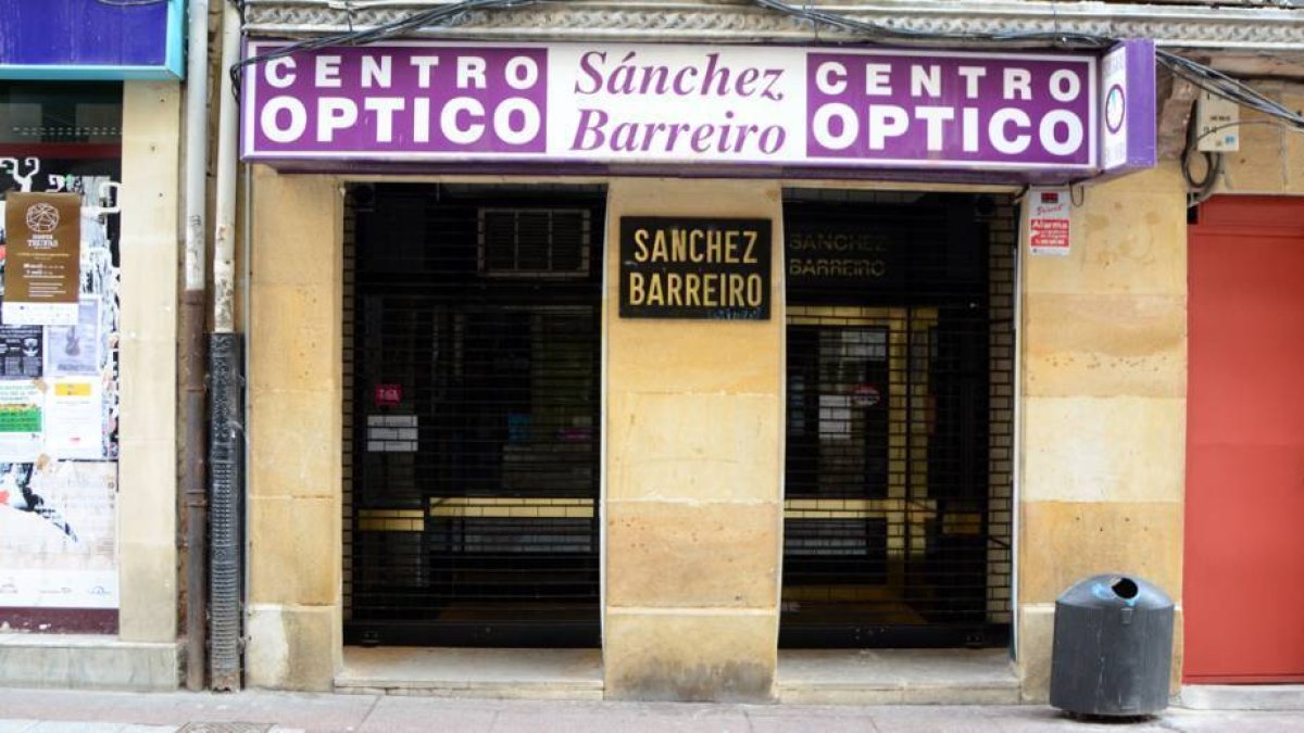 Fachada del local en El Collado en el que estaba del centro óptico.-Á. MARTÍNEZ