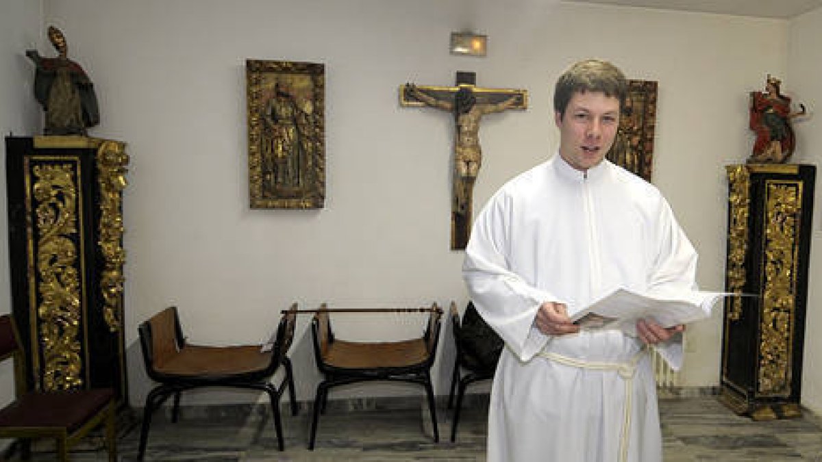 El seminarista Pedro Luis Andaluz, ayer en la Sacristía de la iglesia de El Salvador de la capital soriana. / ÁLVARO MARTÍNEZ-