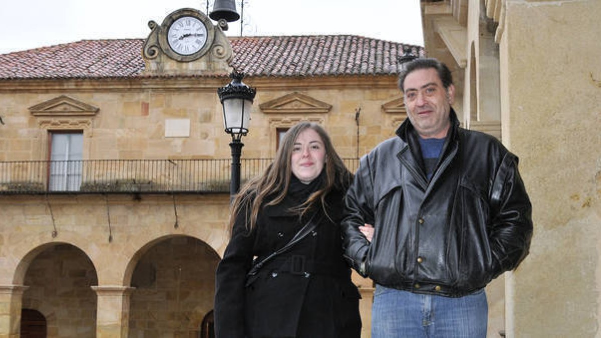 Los jurados de la cuadrilla de Santiago, Julio y Silvia Ruiz, con la plaza Mayor y el Centro Cultural Palacio de la Audiencia de Fondo. / VALENTÍN GUISANDE-