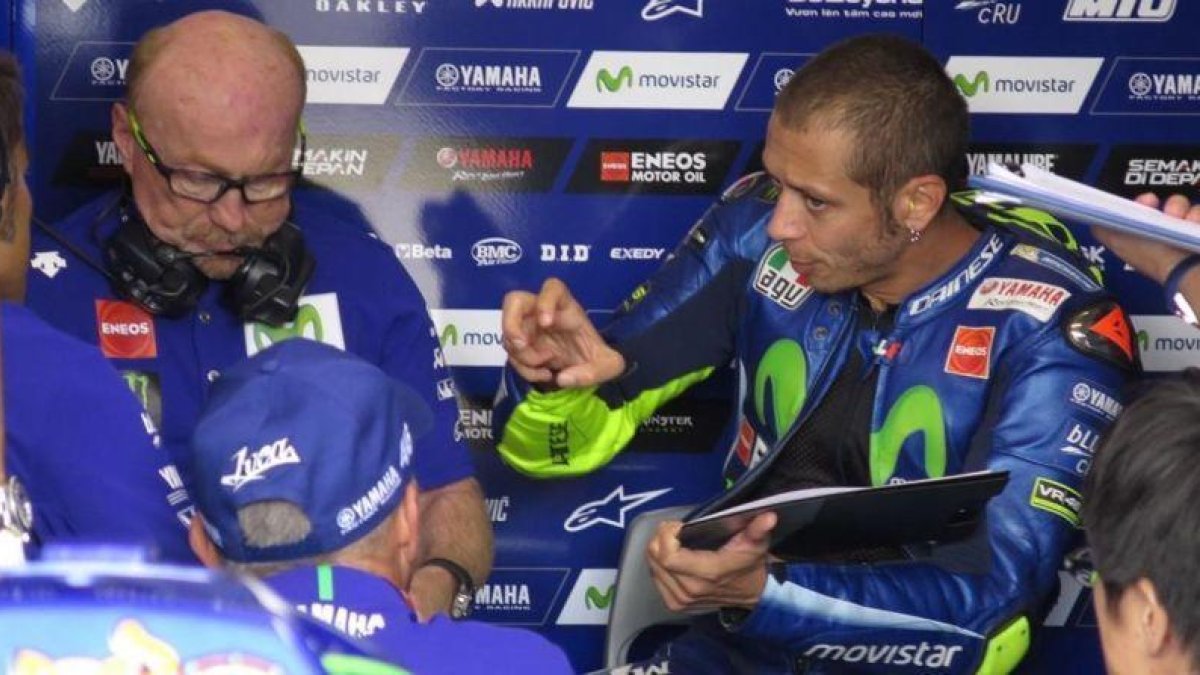Valentino Rossi le explica, en Brno, a Silvano Galbusera, su técnico, los problemas que sufre cuando pilota la Yamaha.-EMILIO PÉREZ DE ROZAS