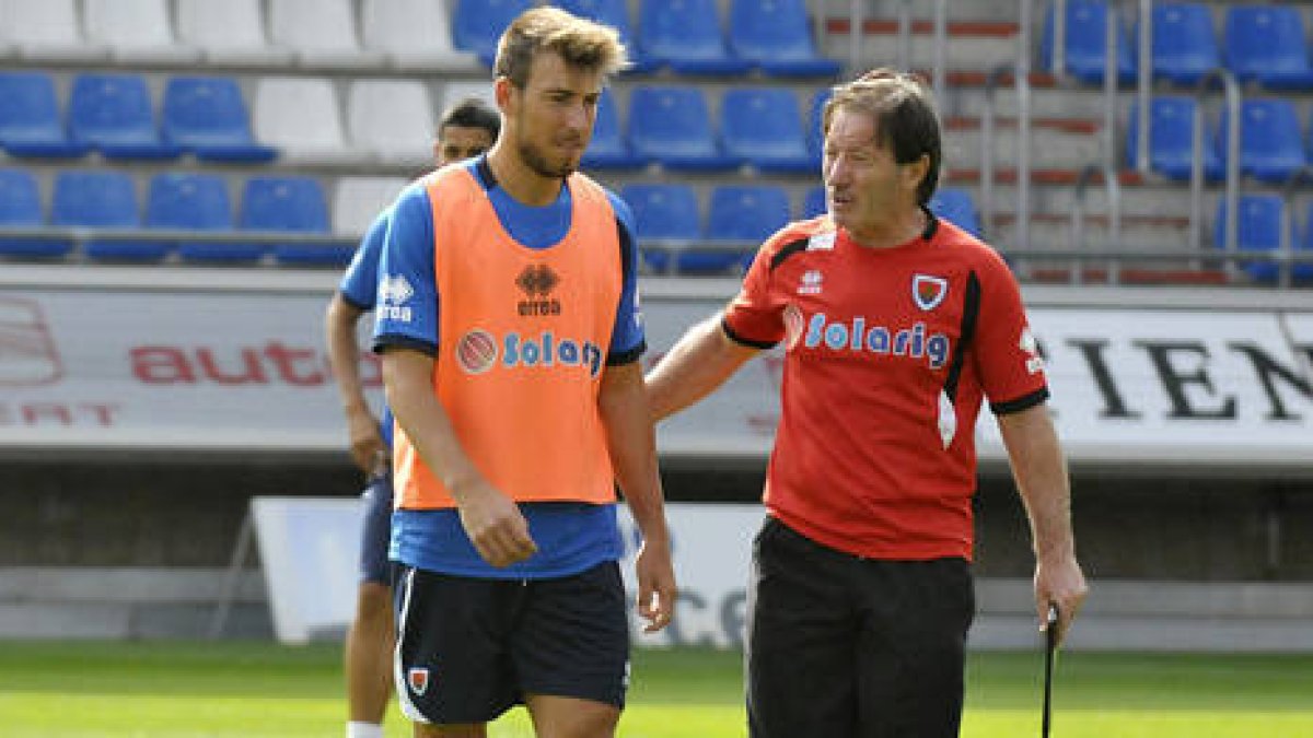 Sergi Enrich con Juan Antonio Anquela durante el entrenamiento de ayer. / DIEGO MAYOR-