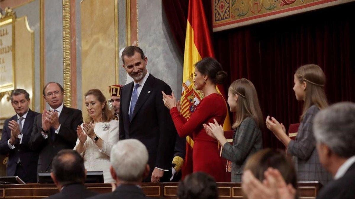 Felipe VI recibe aplausos tras su discurso en el Congreso.-EFE / KIKO HUESCA