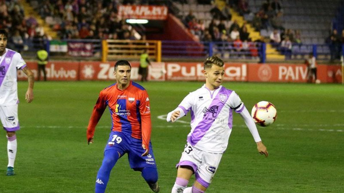 José Antonio Reyes, junto a Fran Villalba, durante el partido entre el Extremadura y el Numancia esta temporada.-HDS
