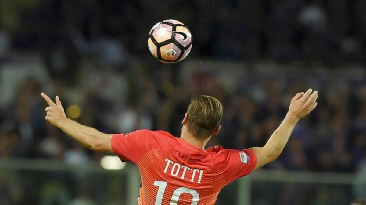 Francesco Totti controla el balón en el partido Fiorentina-Roma del pasado domingo.-AFP / ANDREAS SOLARO