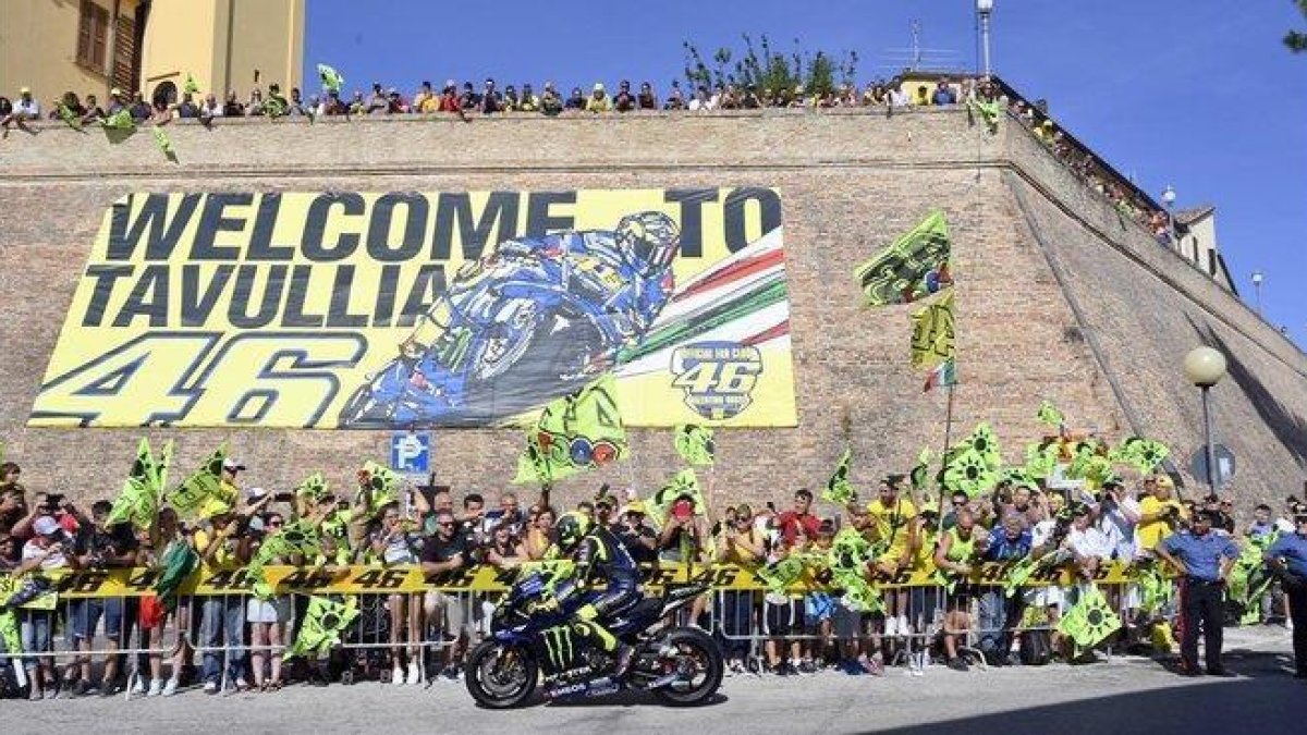 Valentino Rossi ha sacado su Yamaha M1 de GP a pasearpor las calles de Tavullia, su pueblo, para calentar el GP de San Marino de este fin de semana.-MILAGRO / TINO MARTINO