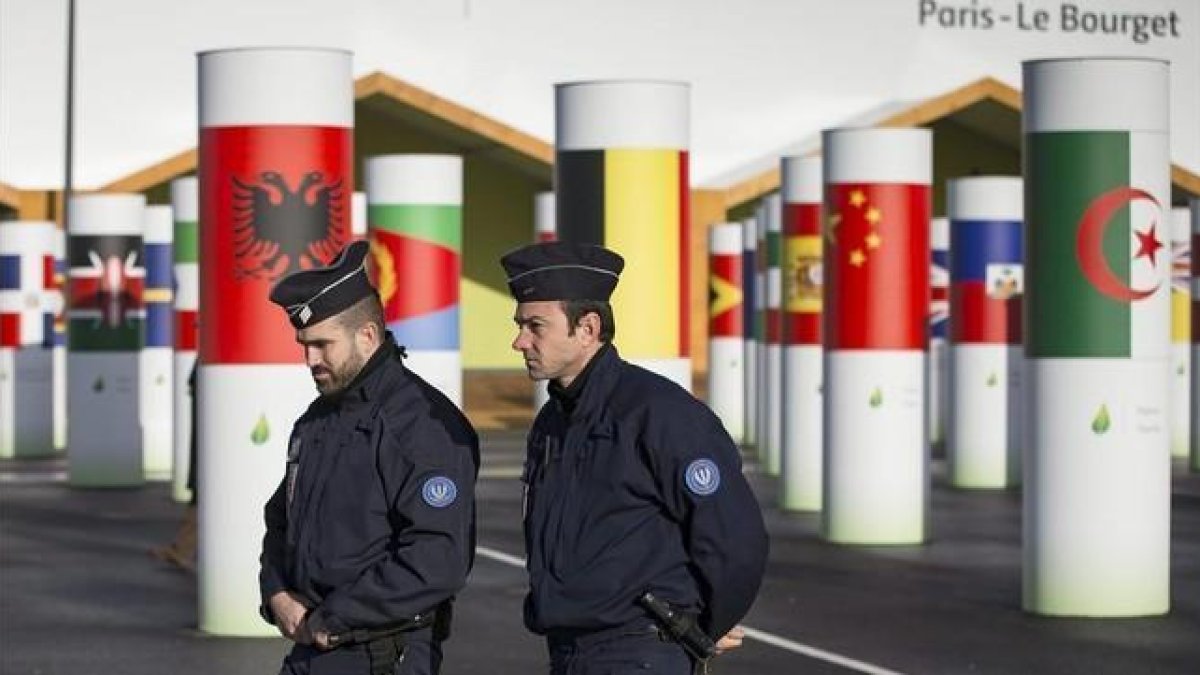 Policías patrullan en la COP21 Conferencia Mundial de Cambio Climático 2015 en París.-EFE / IAN LANGSDON