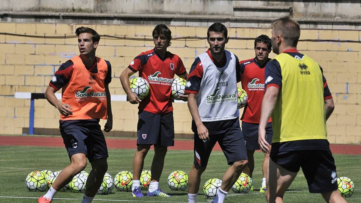 Jugar en el centro del campo del Numancia la próxima temporada estará muy caro.-Diego Mayor