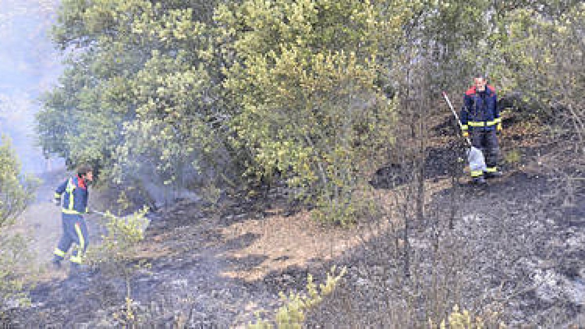 Actuación de los bomberos. ÁLVARO MARTÍNEZ-