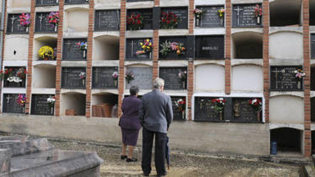 La revisión de la ordenanza del cementerio reducirá el tiempo de las concesiones de las unidades de enterramiento. / VALENTÍN GUISANDE-