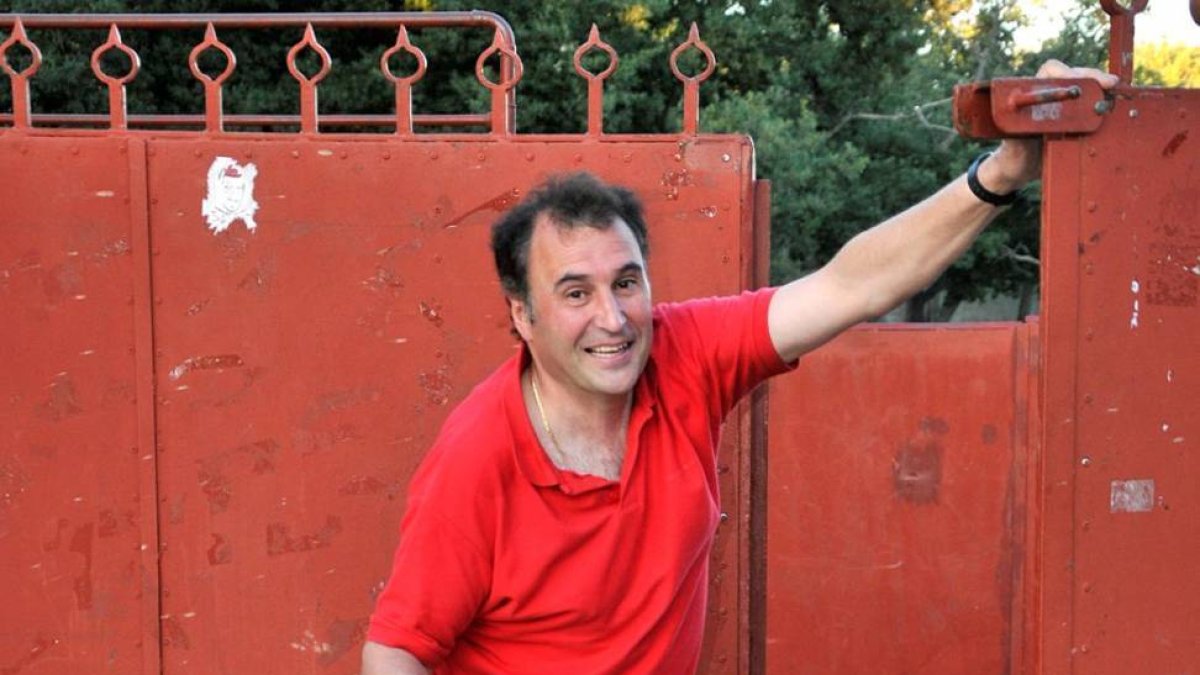 Juan Carlos, que pertenece a los Amigos de la Saca, en la puerta de los corrales hace unos días.-VALENTÍN GUISANDE