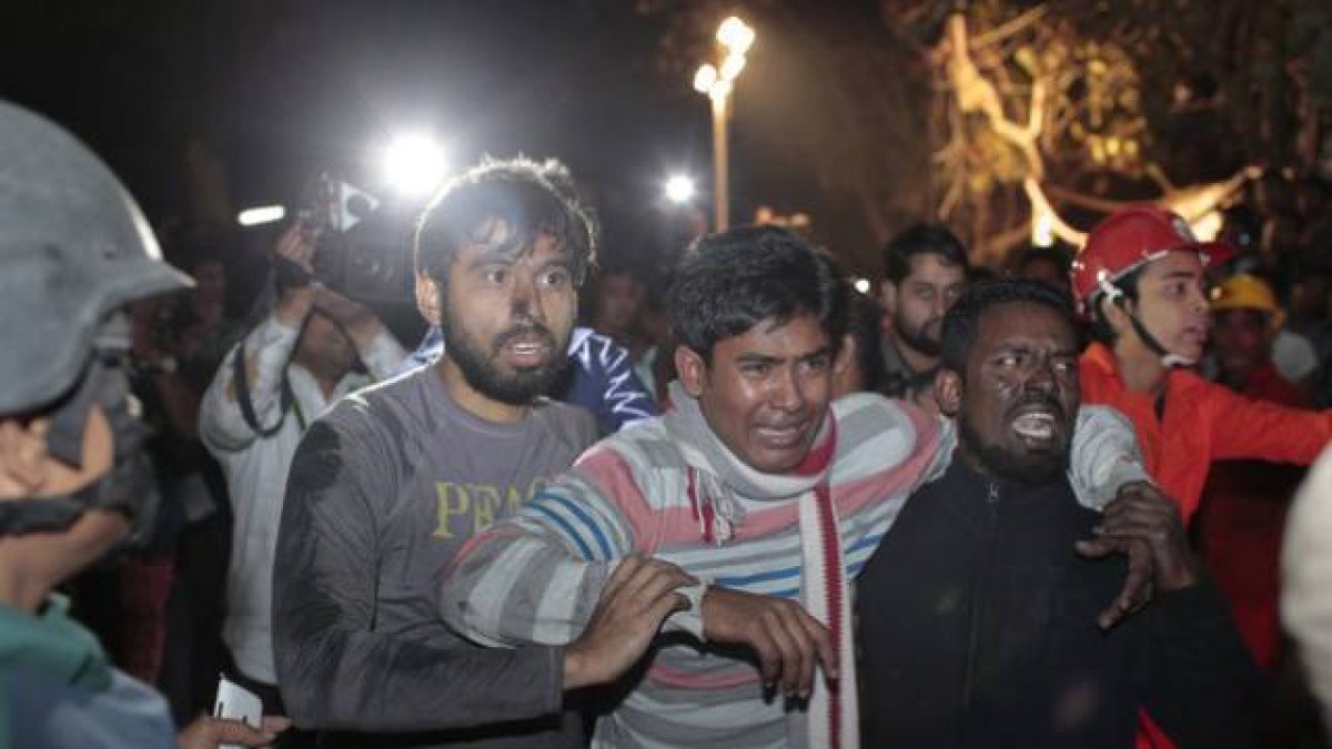 Un hombre llora desesperado buscando a su hermana, desaparecida en la fábrica, este sábado en Dacca (Bangladés).-Foto: AP / A.M. AHAD