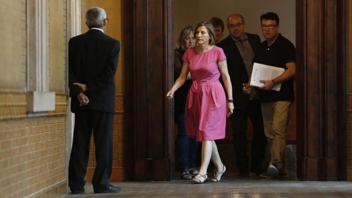 La presidenta del Parlament, Carme Forcadell, se dirige a firmar la notificación del TC sobre la suspensión de la reforma del reglamento de la Cámara-ALBERT BERTRAN