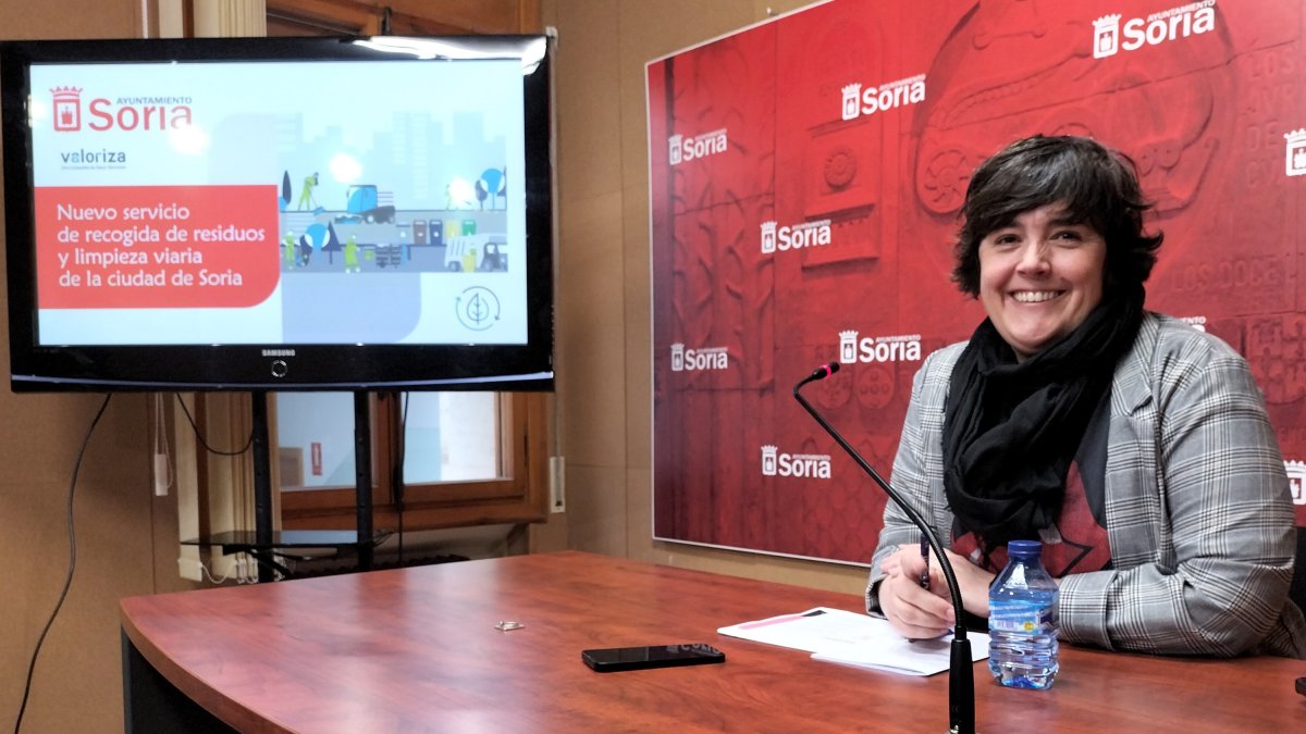 La concejala de Obras, Ana Alegre, presenta las novedades de la oferta de Valoriza. J.A.C.