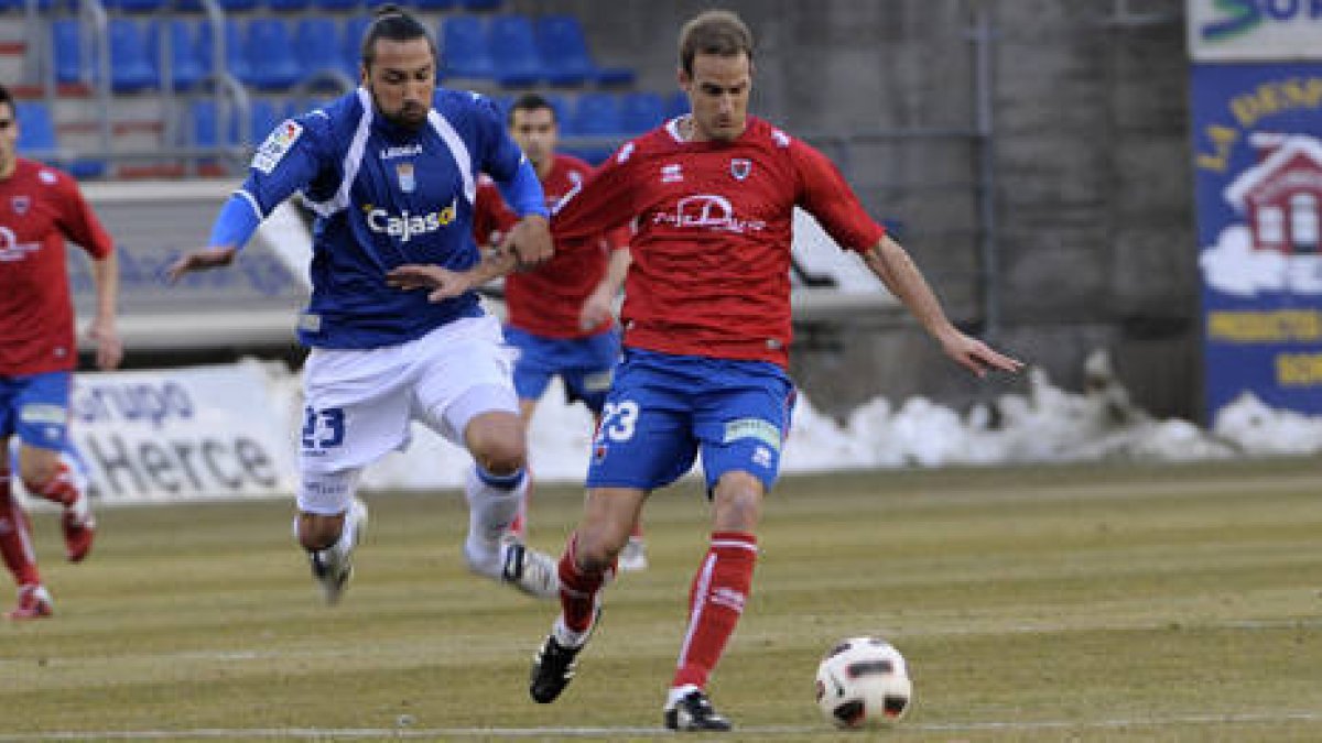 Ion Vélez en el encuentro ante el Xerez. / U. Sierra-
