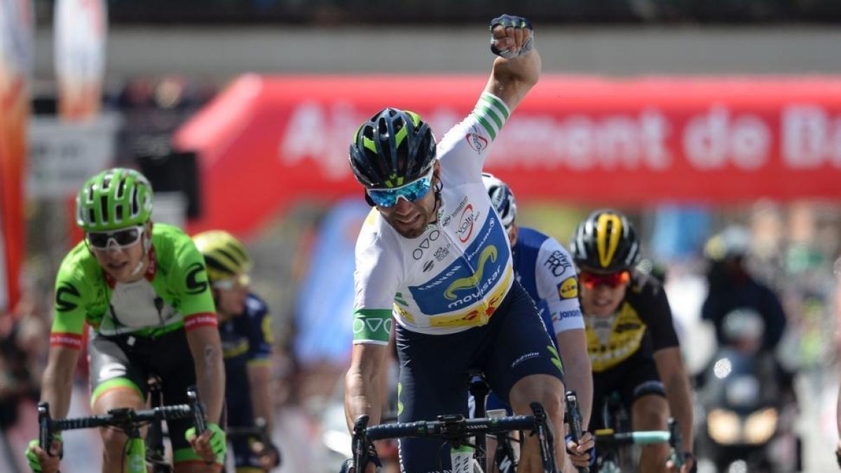 Alejandro Valverde se impone en la meta de Barcelona de la Volta.-AFP